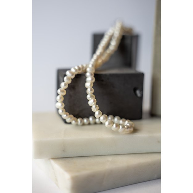 Baltų perlų vėrinys