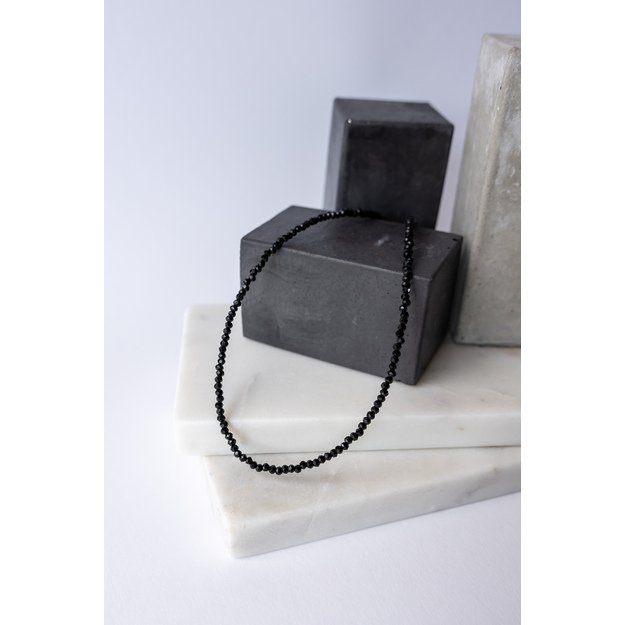 Juodo stiklo kristalų vėrinys