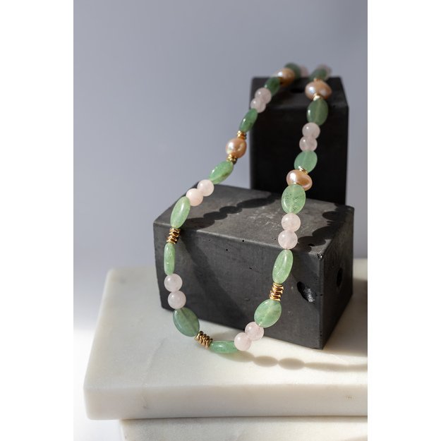 Vėrinys su natūraliais akmenimis ir perlais