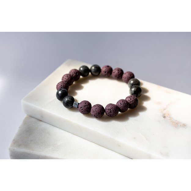 Apyrankė iš lavos, larvikito ir hematito akmenų.